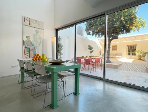 Carrion De Los Cespedes Appartement | Design & art, patio with orange tree, near Seville