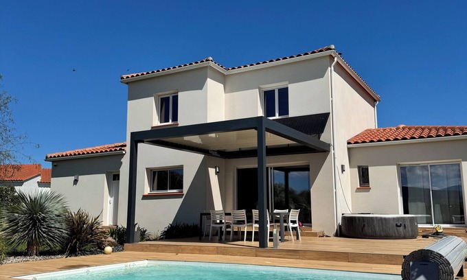 Estagel Villa | Design villa with air conditioning, spa, pool & 4* view