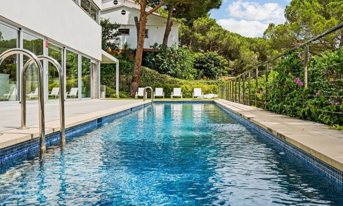 Cabrils Villa | Villa design avec vue et piscine