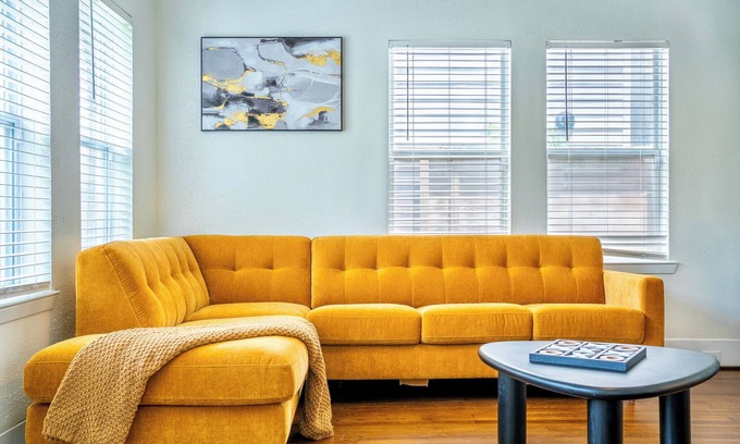 Montrose Appartement | Designer 1BR In Montrose- Luxe Amenities- Prime Location