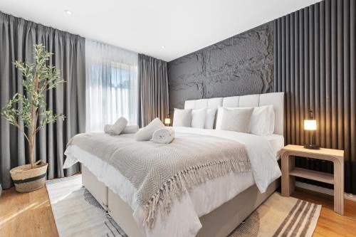 Coppetts Appartement | Designer 2BR Apartment, Superking Bed, Near Central London