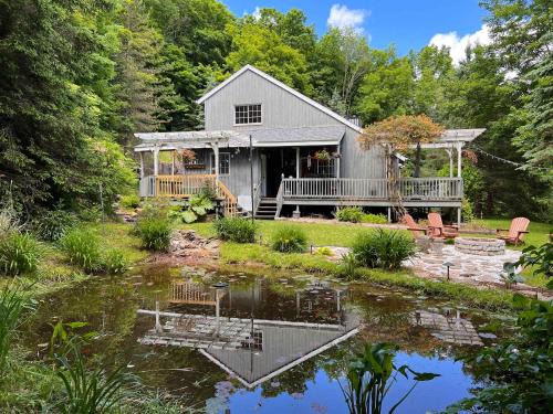 Margaretville Maison | Designer Chalet with Hot Tub and Fire Pit