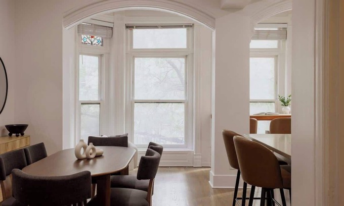 Rush and Division Appartement | Designer Combo 2E & 2W | Heart of Gold Coast/ River North
