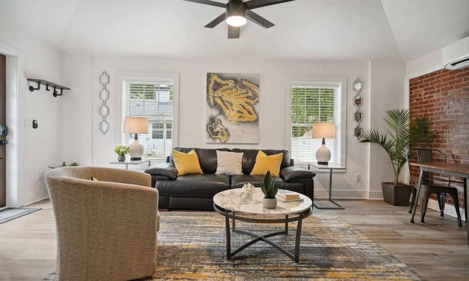 East Side Appartement | Designer Den | Chic Luxury in a Hip Area