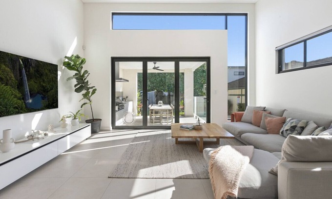Caringbah South Appartement | Designer Family Retreat with Pool Next to Cronulla