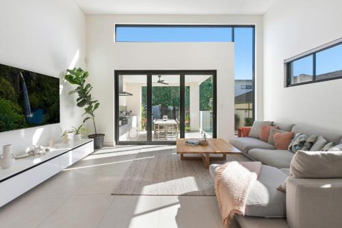 Caringbah South Maison | Designer Family Retreat with Pool Next to Cronulla
