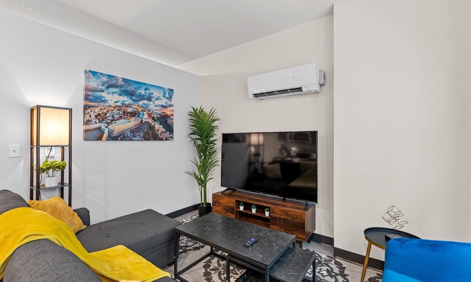 Westown Appartement | Designer Luxe 1BR in Historic West Town/Fast WI-FI