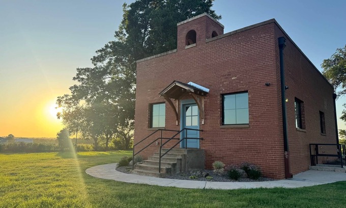 Guthrie Maison | Timeless Schoolhouse Destination- Guthrie, Oklahoma 3 Kings + 2 Twins