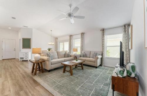 Okahumpka Maison | Designers 3BR in The Villages With Four Seaters Golfcart King Bed