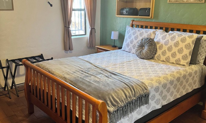 Sam Hughes Maison | Detached 1BR Guest House, near UA, private patio and 2-person jacuzzi.