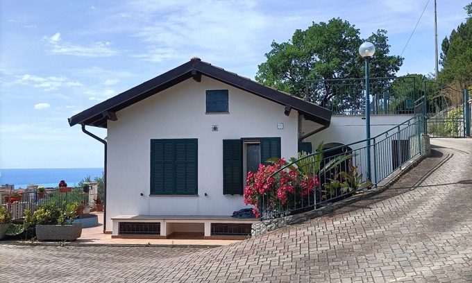 Vallecrosia Maison | Detached Casa Roque Sea View + parking included for families, couples, friends