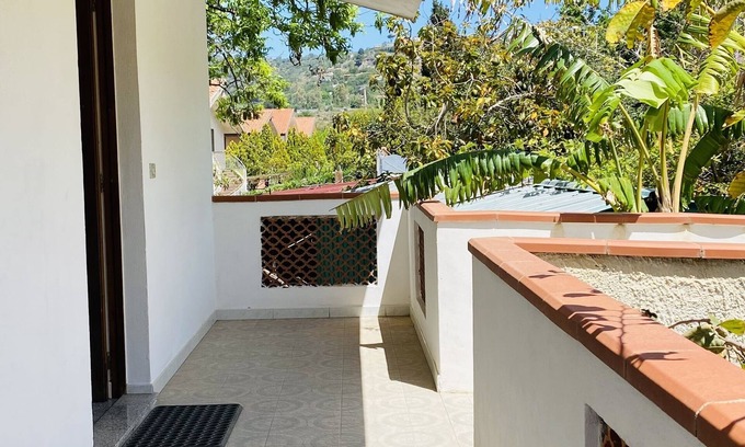 Coccorino Appartement | Detached cottage with sea view, 2 minutes from the beach - parking space.