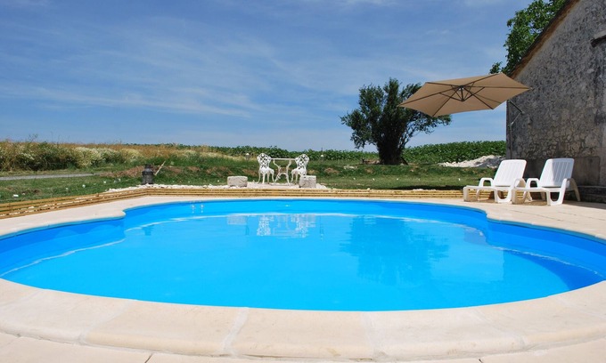 Saint-Aubin-de-Cadelech Maison | Isolé retraite grange rural situé dans les terres agricoles ouverte -avec piscine privée