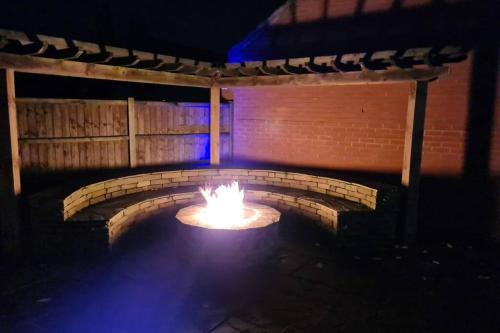 Hockering Maison | Detached luxury 5 bed house, lanscaped garden, fire pit, parking, can sleep families or workers