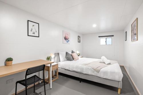 Pymble Maison | Detached Queen Room in Pymble - Serene Spot - Shared Bathroom