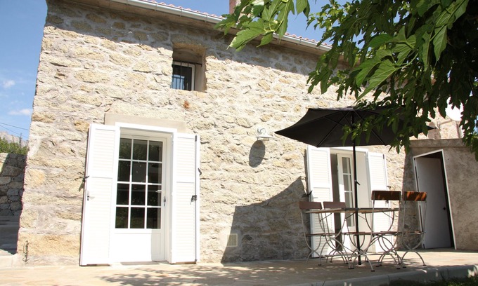 Calacuccia Maison | Maison individuelle en pierre - climatisée - jardinet ombragé (2 personnes)