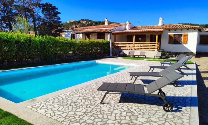 La Conia Villa | Villa indépendante avec grand jardin et piscine à 50 mètres de la mer