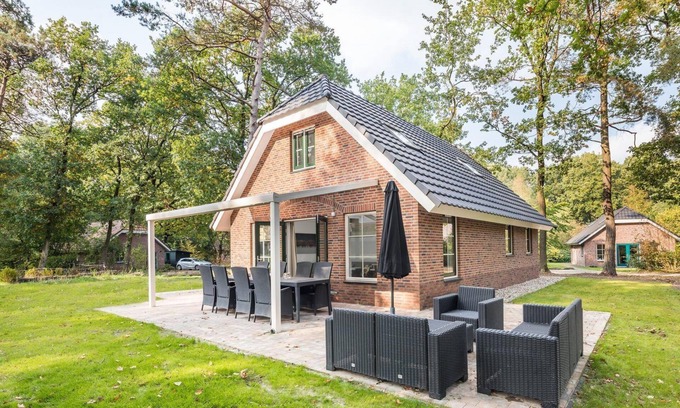 Hooghalen Maison | Detached wellness bungalow with sauna, whirlpool, and sunshower.
