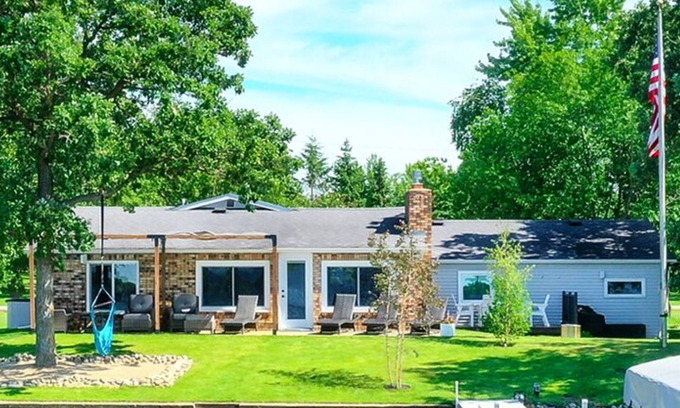 Detroit Lakes Maison | Pontoon available to rent. Lily pad, kayaks, paddleboards included.
