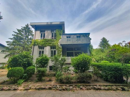 Gehlsdorf Maison | DEUTSCHE OSTSEEVILLA - große Villa mit Sauna, Spielplatz, PKW-Stellplätze, großer Garten