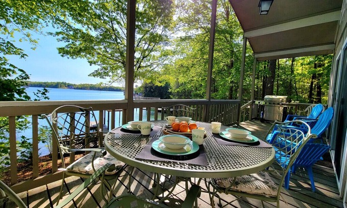 Huddleston Maison | Dewitt -Cozy cabin in the woods- perfect for a small family and a dog near SML State Park