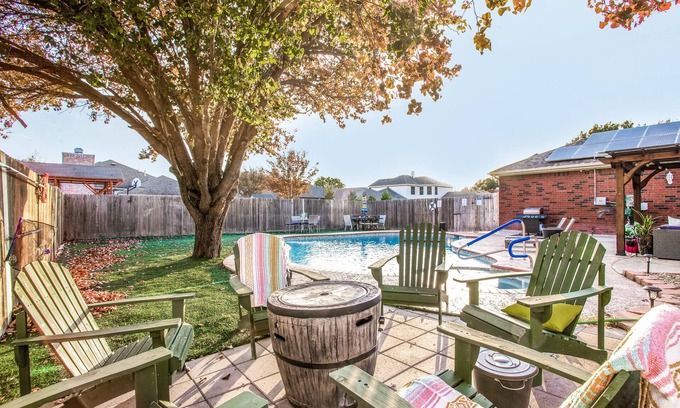 South Arlington Maison | DFW Fun ~ Heated Pool/Spa ~ Airport/Six Flags/UTA- Great for Large Groups