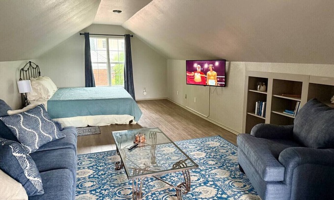 Argyle Appartement | DFW Hideaway located right off I-35W and near so many area attractions!