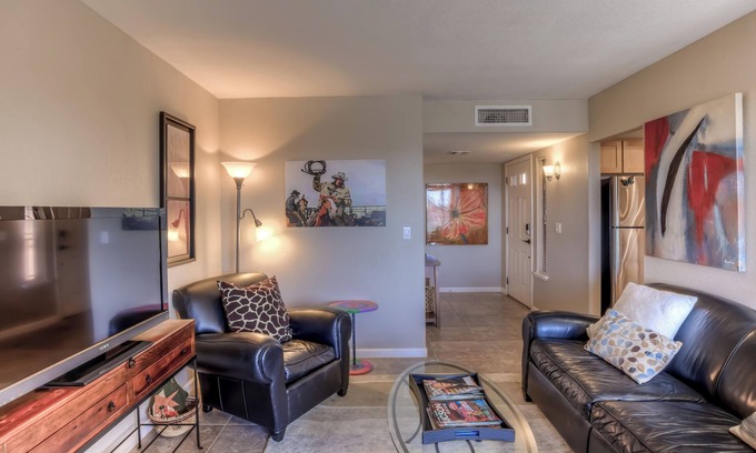 Tucson Copropriété | Diamant dans le désert. Condo bien approvisionné, confortable et artistique