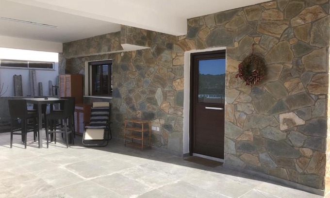 Vasa Koilaniou Maison | DIAMOND Stone Wooden Guest House