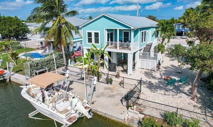 Cutthroat Harbor Estates Maison | Dickey's Dockside Retreat