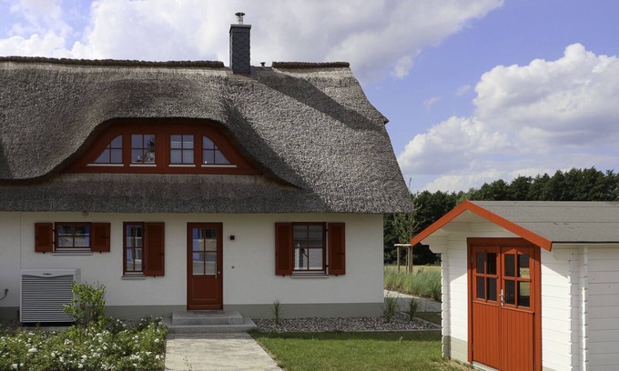 Stove Maison | Dieses Wunderschöne Reetdachhaus "wiesenkieker" mit Blick in die Unverbaute Natur Lädt zum Verweilen ein