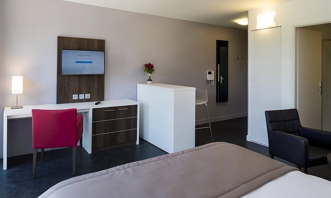 Dijon Hôtel | Dijon’s Ideal Room for Easygoing | Studio w/ Kitchenette | Free Offsite Parking