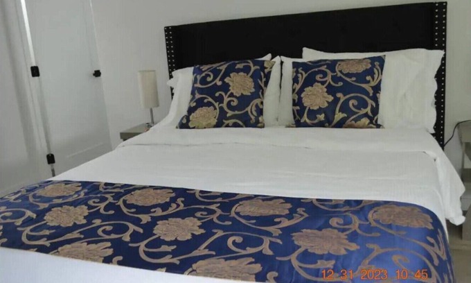 Dimond Maison | Charming 2-bedroom 2-bathroom house with AC, WiFi, EV charger in superb Oakland