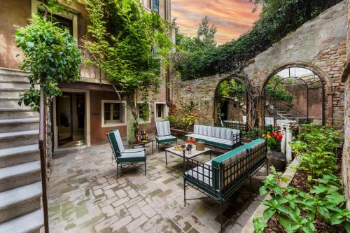 Dorsoduro Appartement | Dimora Orlando A breathtaking Venetian mansion with Private Courtyard!