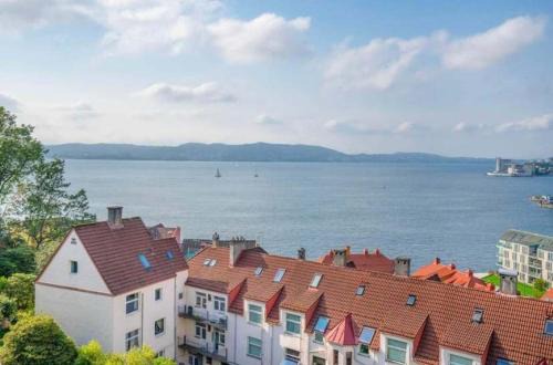 Bergenhus Appartement | DINBNB Apartments l Sea View I Balcony I Fireplace I Near Bryggen