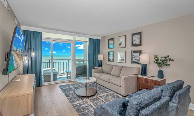 Downtown Myrtle Beach Copropriété | Direct Ocean Front Suite w/ Full Kitchen. Newly Renovated and Centrally Located!
