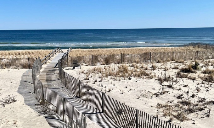 Mantoloking Maison | DIRECT OCEANFRONT TOWNHOUSE ON PRIVATE BEACH -MANTOLOKING