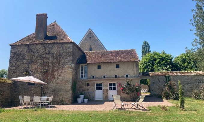 Rouy Autre | Découvrez la vie de château, louez le gîte bleu!