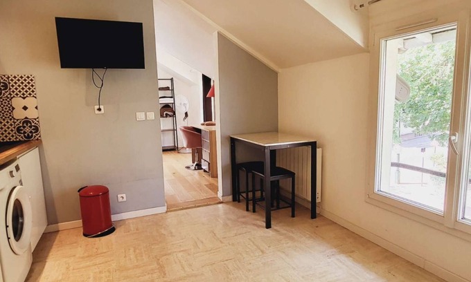 Le Plessis-Robinson Appartement | Discover our comfortable studio, nestled in a quiet neighborhood 20 minutes from Paris.