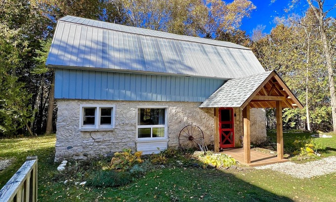 Lion's Head Maison | Discover our charming 1920s barn conversion, in the heart of the Bruce Peninsula