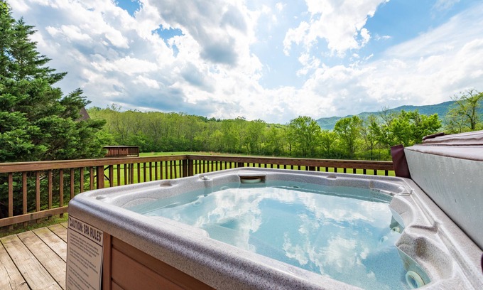 Rileyville Cabine | Discover Shenandoah River steps away! Cozy 2-bedroom Luray cabin.