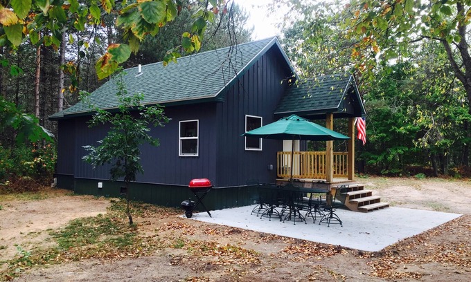 Manton Cabine | "Camp Garno" est nouvellement construit Cabane dans les bois! Profitez des sentiers / chasse / détente!