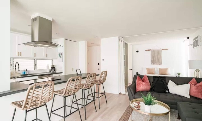 Mission Hills Appartement | Discover the work of modernist architect Homer Delawie at the Hillside Hideaway. This unique downstairs unit reflects his renowned style of simplicity, using large glass areas to seamlessly blend the living space with the natural surroundings.