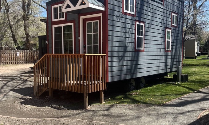 Lyons Station Balnéaire | The Spacious Pinewood Tiny Home in Lyons, CO