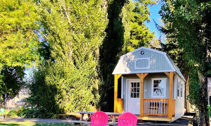 Lynden Cabine | 🌿Discover Tranquility in a Little Barn Cabin: A Unique Glamping Retreat
