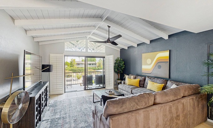 Baristo Copropriété | Dive into Palm Springs fun with a stylish home base featuring poolside lounging.
