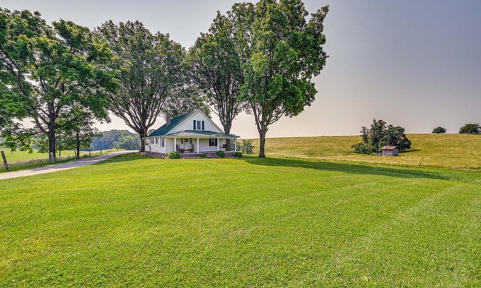 Elkin Maison | Dobson Farmhouse with Scenic Porch - Near Vineyards!
