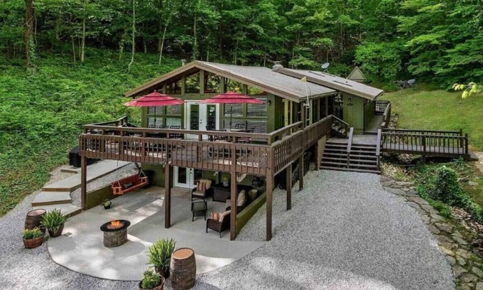 Flat Hollow Marina Maison | Doc's Lake Escape - Covered slip, Hot tub Fire Pit