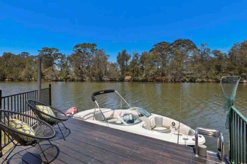 Chittaway Point Maison | DOCK 08 Riverside Entertainer Pets Welcome