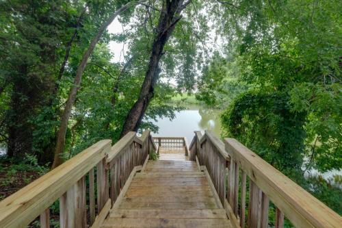 Colonial Beach Appartement | Dock Access Waterfront Studio in Colonial Beach!
